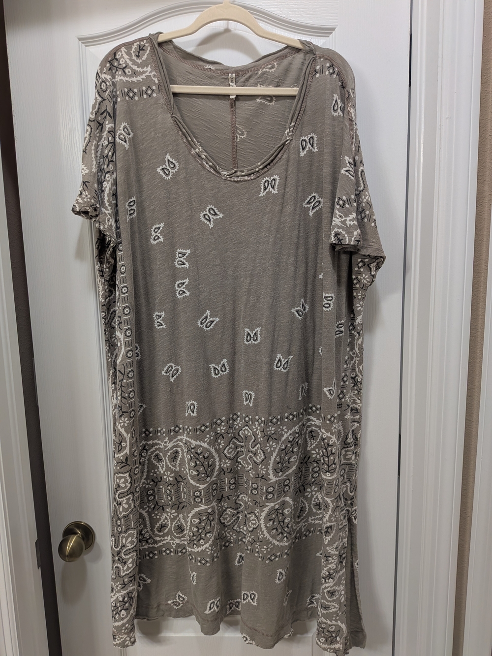 Magnolia Pearl Taupe Paisley Short Sleeve Dress